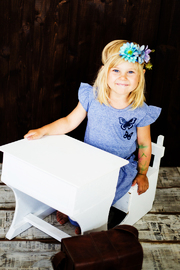 Portrait Kind Schulbank