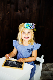 Portrait Kind Schulbank