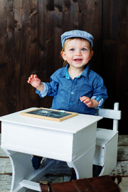 Portrait Kind Schulbank