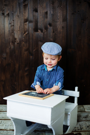 Portrait Kind Schulbank